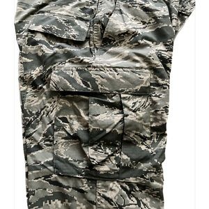 MEN’S CAMO TROUSERS AIR FORCE UTILITY SIZE 40-S NEW NO TAGS MILITARY HUNTN FISHN